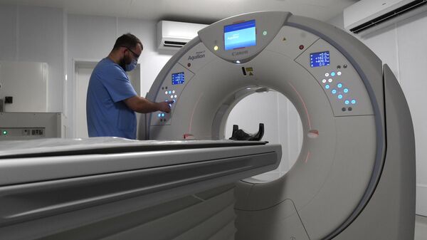 Компьютердик томографияны иштетип жаткан медицина кызматкери. Архив  - Sputnik Кыргызстан
