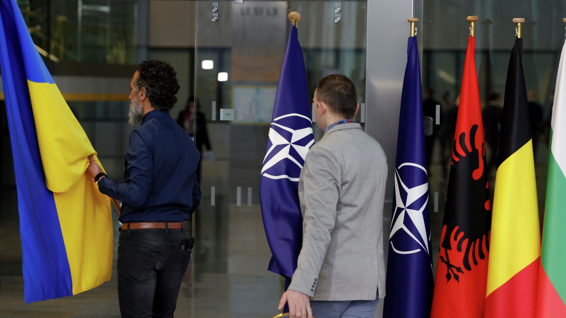Флаги Украины и НАТО во время встречи министров обороны НАТО в Брюсселе. Архивное фото - Sputnik Кыргызстан, 1920, 31.01.2024