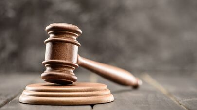 Деревянный молоток судьи