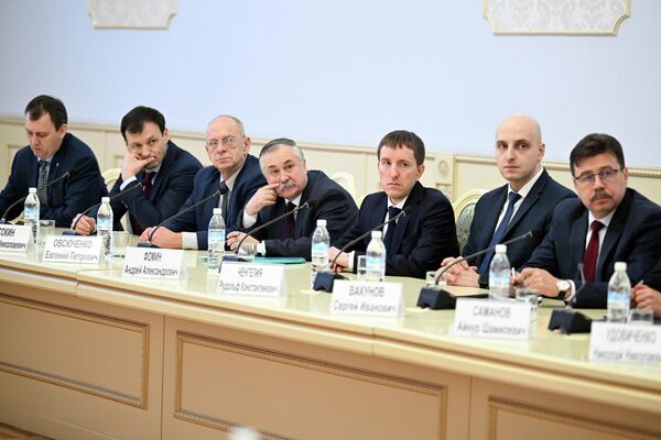 Они подробно обсудили развитие сотрудничества в торговле, обрабатывающей промышленности, переработке редких и драгоценных металлов, а также вопрос строительства индустриального парка - Sputnik Кыргызстан