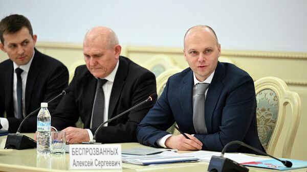 Российская делегация во главе с заместителем министра промышленности и торговли Алексеем Беспрозванных - Sputnik Кыргызстан