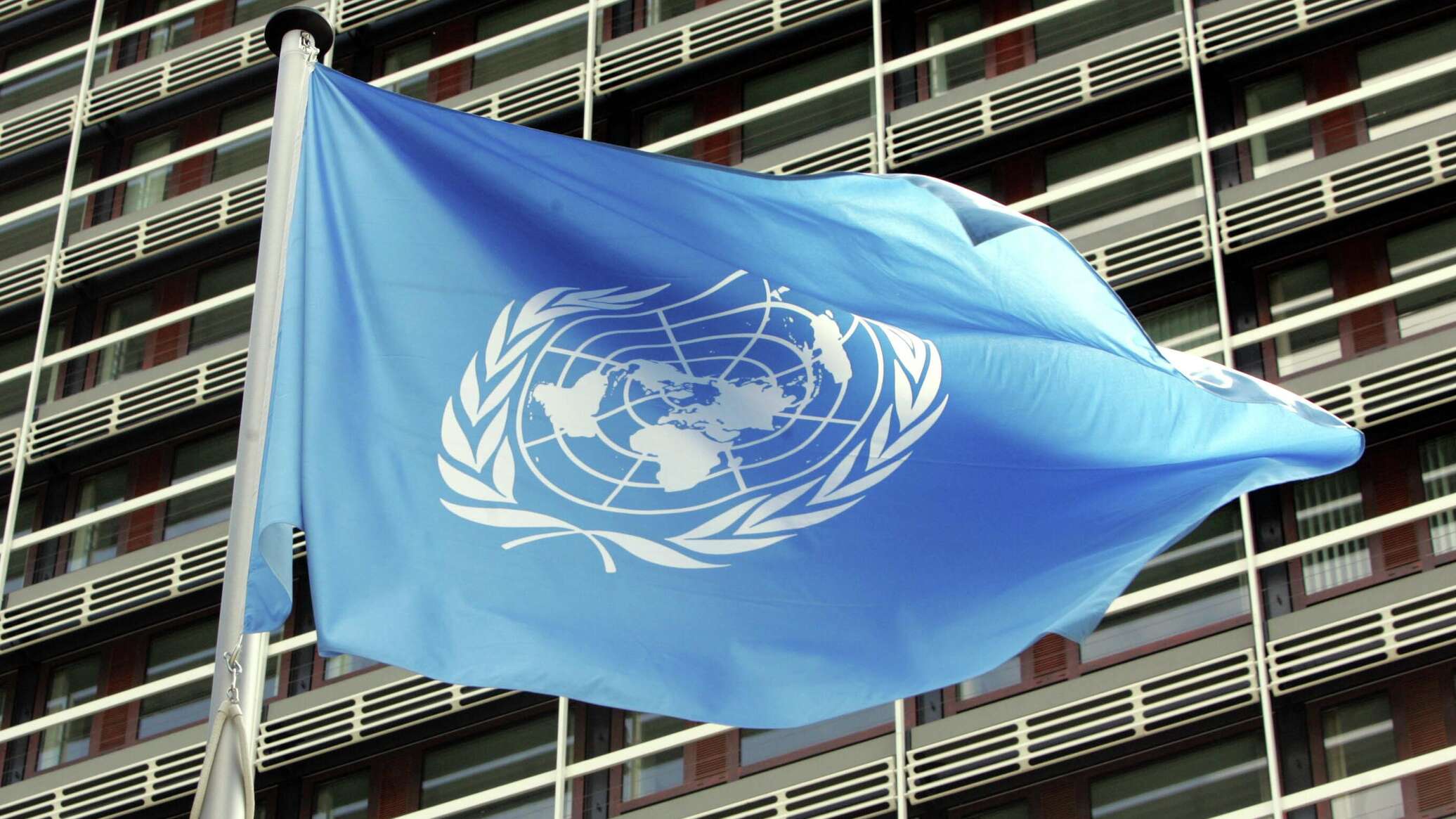 Флаг ООН. Флаг организации Объединенных наций. Ассамблея ООН. Флаг ООН фото. Оон против российской федерации