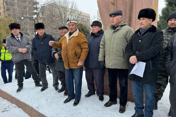 Участники акции протеста требуют повысить им пенсии - Sputnik Кыргызстан