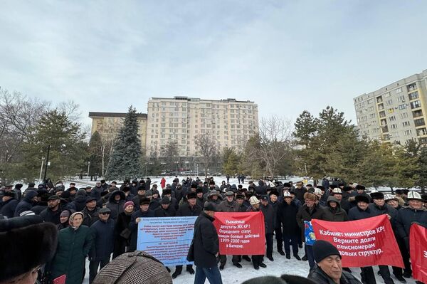 В обращении пенсионеры требуют не нарушать их права и прекратить требовать справки с фактического места проживания для выплаты пенсии по высокогорью - Sputnik Кыргызстан