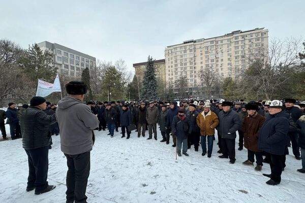 В Бишкеке ветераны силовых структур вышли на митинг - Sputnik Кыргызстан