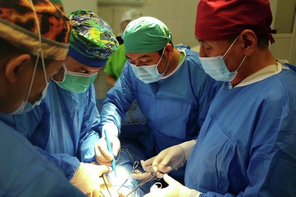 Послеоперационное состояние пациентов стабильное. Они будут находиться под наблюдением врачей отделения реанимации в течение двух-трех дней. - Sputnik Кыргызстан