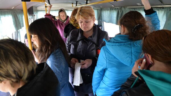 Контролёр автобустагы жургунчулерге билет сатып жатат. Архив - Sputnik Кыргызстан