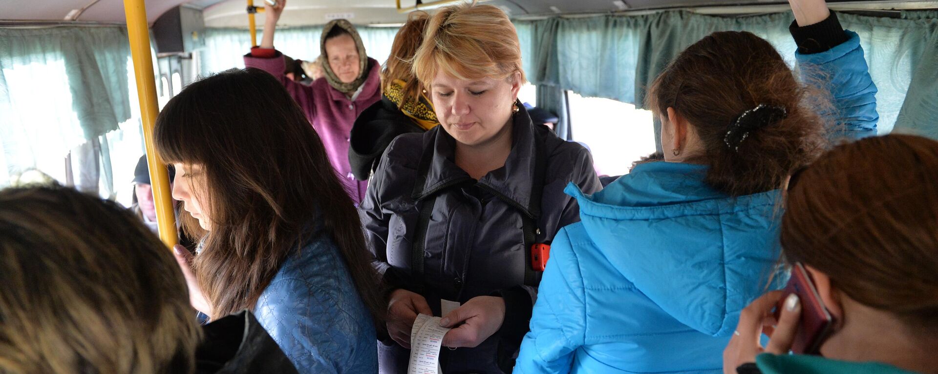 Контролёр автобустагы жургунчулерге билет сатып жатат. Архив - Sputnik Кыргызстан, 1920, 02.02.2024