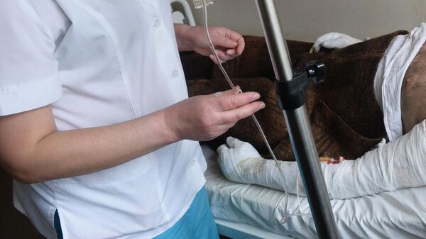 Медициналык кызматкер күйүк алган бейтапты карап жатат. Архив - Sputnik Кыргызстан