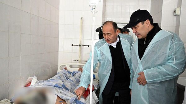 Президент Садыр Жапаров навестил пострадавших - Sputnik Кыргызстан