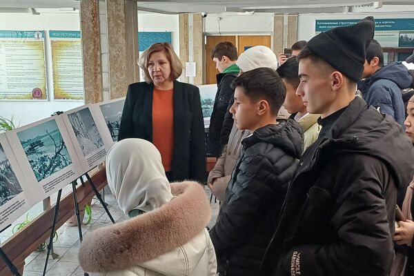 В открытии выставки участвовали студенты местного многопрофильного колледжа и школьники, которые подготовили творческие номера - Sputnik Кыргызстан