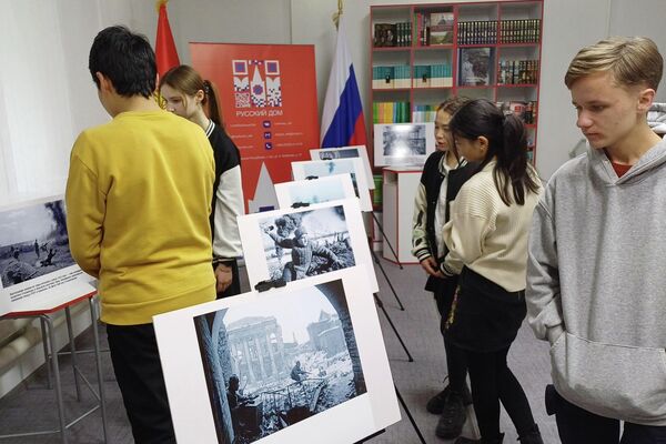 Посетили фотовыставку, посвященную Сталинградской битве, сообщает Русский дом - Sputnik Кыргызстан