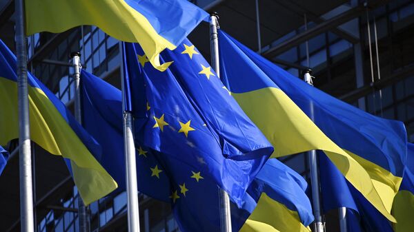 Флаги Европейского Союза и Украины - Sputnik Кыргызстан