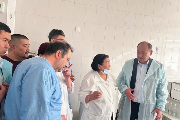 Этем Озтурк и Энгин Четин вместе с министром здравоохранения Алымкадыром Бейшеналиевым провели осмотр пострадавших и изучили тактику лечения, после чего был проведен консилиум - Sputnik Кыргызстан