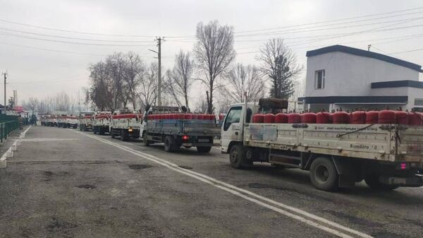 Прибытие гуманитарной помощи из Узбекистана в Джалал-Абад  - Sputnik Кыргызстан