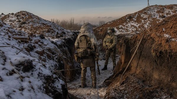 Украинские солдаты стоят в окопе. Архивное фото  - Sputnik Кыргызстан
