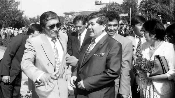 СССР эл артисти Чолпонюек Базарбаев менен Казак эл акыны Мухтар Шаханов. Архив - Sputnik Кыргызстан