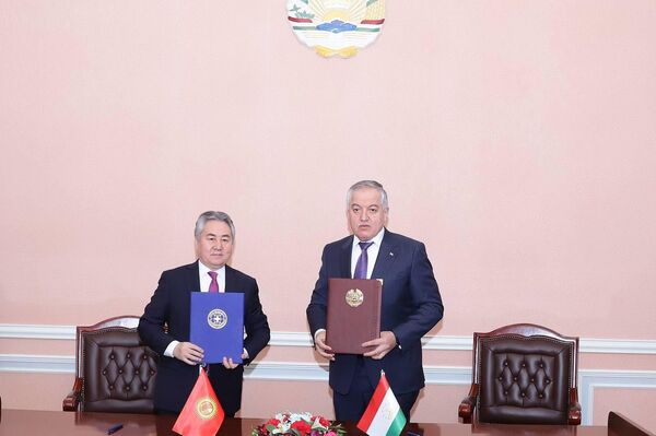 По итогам переговоров подписана программа сотрудничества между министерствами иностранных дел Кыргызстана и Таджикистана на 2024–2026 годы - Sputnik Кыргызстан