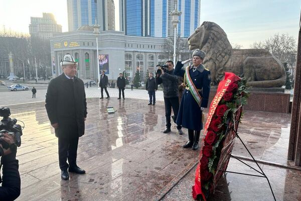 В рамках визита Кулубаев возложил венок к монументу основоположника таджикского государства Исмоила Сомони, а также в сопровождении делегации КР ознакомился с ходом строительных работ на Рогунской ГЭС - Sputnik Кыргызстан
