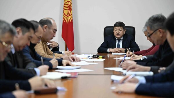 Министрлер кабинетинин башчысы Акылбек Жапаров ыкчам штабдын жыйынын өткөрдү - Sputnik Кыргызстан