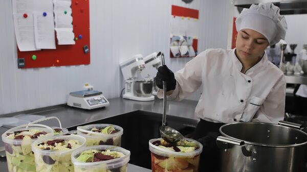 Студентка техникума во время обучения кулинарии. Архивное фото - Sputnik Кыргызстан