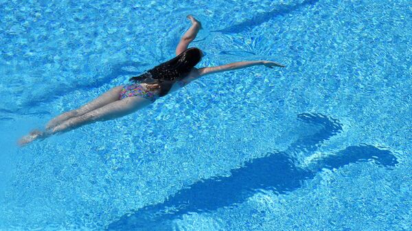 Кыз ачык бассейнде сүзүп жатат. Архив - Sputnik Кыргызстан