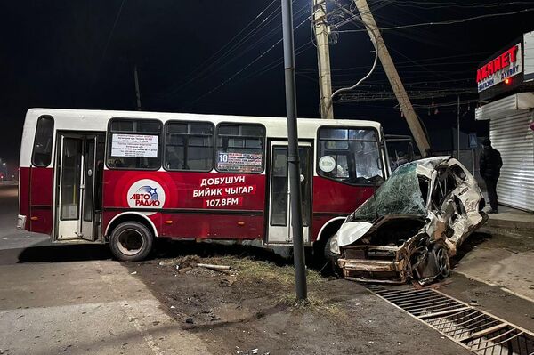 В Бишкеке столкнулись пассажирский автобус и Honda Fit - Sputnik Кыргызстан