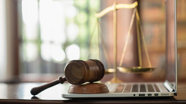 Молоток судьи на ноутбуке с весами правосудия. Иллюстративное фото - Sputnik Кыргызстан