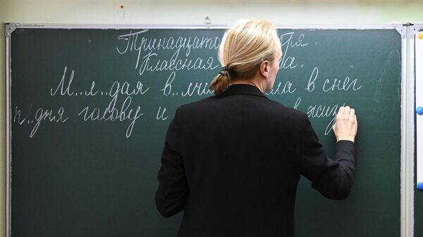Учитель на уроке в школе. Архивное фото - Sputnik Кыргызстан