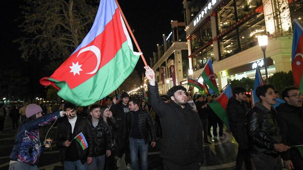 Люди празднуют победу Ильхама Алиева на внеочередных выборах президента Азербайджана в Баку - Sputnik Кыргызстан