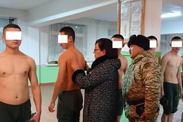 Сотрудники госкомитета и Военной прокуратуры провели тщательную проверку - Sputnik Кыргызстан