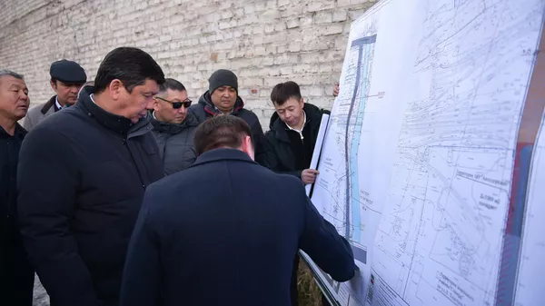 Мэр Бишкека ознакамливается с проектом пробивки дорог на двух улицах столицы. Архивное фото - Sputnik Кыргызстан