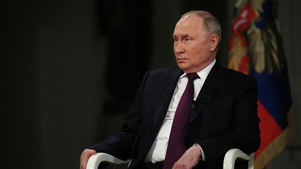 Владимир Путин Такер Карлсонго берип жаткан маегинин учурунда  - Sputnik Кыргызстан