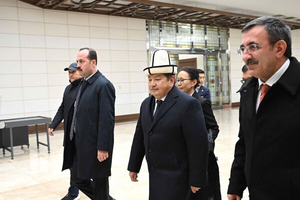 Жапарова в аэропорту встретил вице-президент Турции Джевдет Йылмаз - Sputnik Кыргызстан