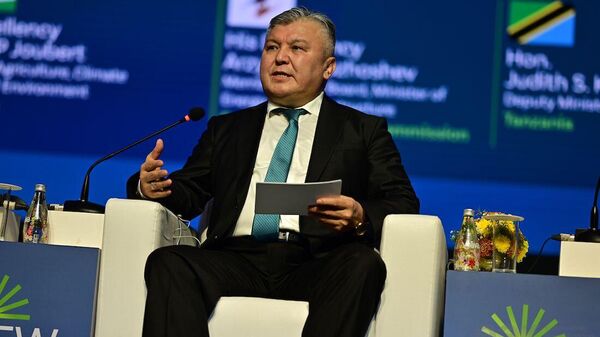 Министр по энергетике и инфраструктуре Евразийской экономической комиссии Арзыбек Кожошев на международном форуме в Индии  - Sputnik Кыргызстан