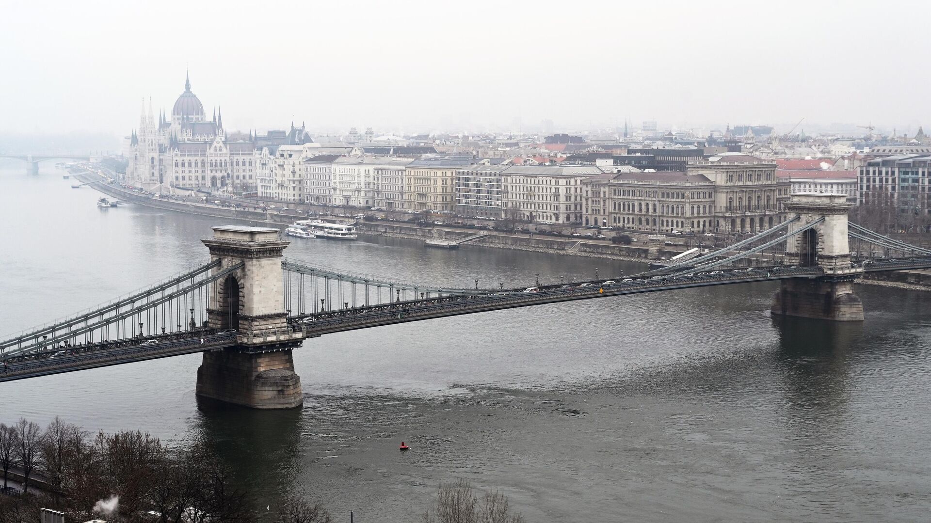 Вид на цепной мост Сечени и восточную часть города Пешт в Будапеште. Архивное фото - Sputnik Кыргызстан, 1920, 12.02.2024