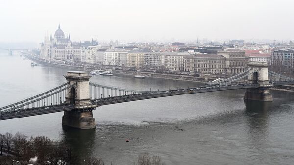 Вид на цепной мост Сечени и восточную часть города Пешт в Будапеште. Архивное фото - Sputnik Кыргызстан