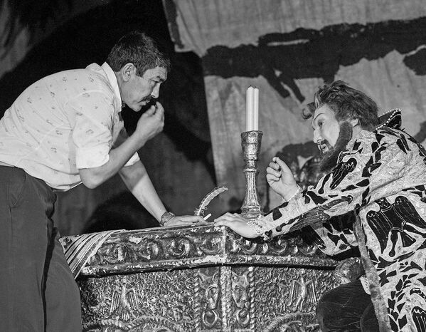 СССРдин эл артисти, белгилүү опера ырчысы Болот Миңжылкыев менен иш үстүндө. 1980-жылдар - Sputnik Кыргызстан