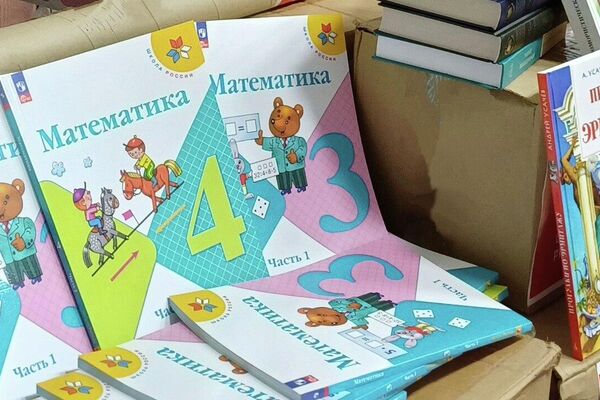 Три тысячи книг получили пять школ и профессиональный лицей в Оше - Sputnik Кыргызстан