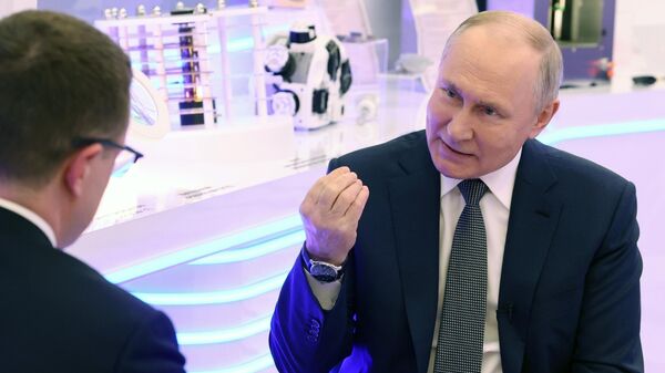 Россия 1 телеканалынын журналисти Павел Зарубин менен Владимир Путиндин маектешүүсү - Sputnik Кыргызстан