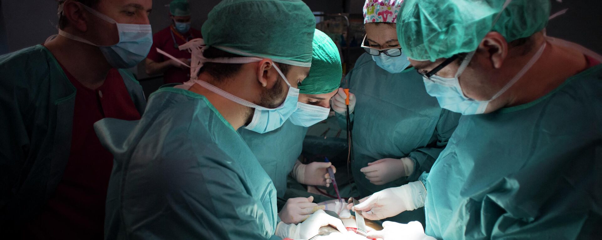 Хирург и его коллеги проводят трансплантацию почки пациенту в больнице. Архивное фото - Sputnik Кыргызстан, 1920, 15.02.2024