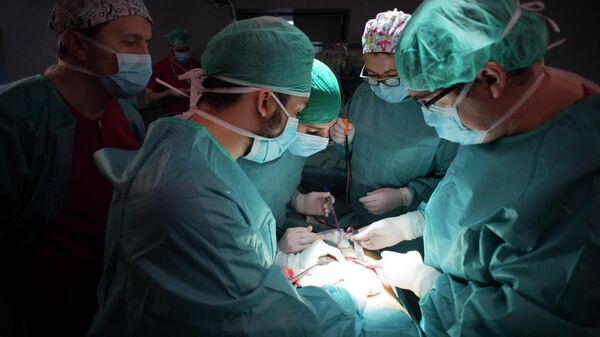 Хирург и его коллеги проводят трансплантацию почки пациенту в больнице. Архивное фото - Sputnik Кыргызстан