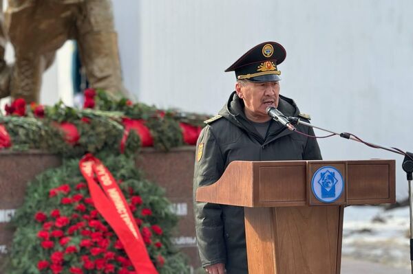 Глава Минобороны Бактыбек Бекболотов отметил, что день вывода советских войск из Афганистана — это в том числе день скорби по погибшим на войне - Sputnik Кыргызстан