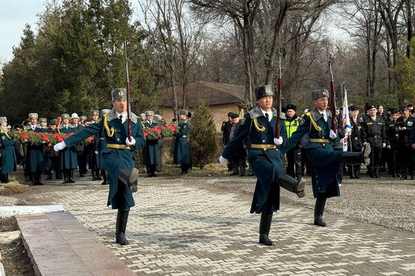 В Бишкеке прошел митинг-реквием, посвященный 35-й годовщине вывода советских войск из Афганистана - Sputnik Кыргызстан