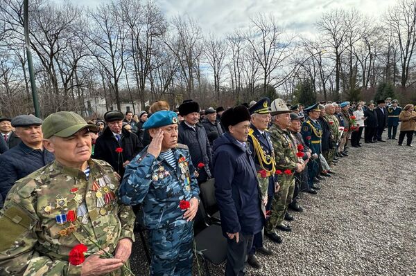 Участники митинга возложили цветы к монументу воинов-&quot;афганцев&quot; и почтили память кыргызстанцев, не вернувшихся с войны, минутой молчания - Sputnik Кыргызстан