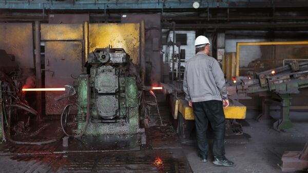 Работник в цехе производства арматуры на металлургическом заводе. Архивное фото - Sputnik Кыргызстан