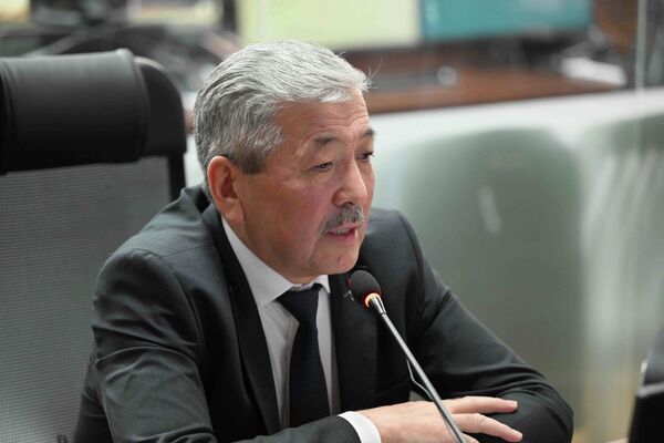 Министрлер кабинетинин төрагасынын биринчи орун басары Адылбек Касымалиев жаңы ыкма менен иштөөгө онлайн-старт берди - Sputnik Кыргызстан