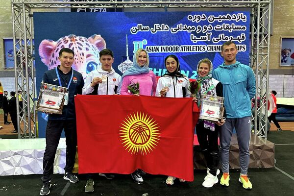 Буга чейин күмүш медаль алган дагы бир спортчу Айнуска Калил кызы 3 чакырымдык жарышта коло байгени багындырган (9.27) - Sputnik Кыргызстан