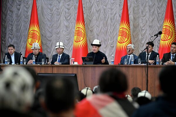 Тогдашний президент Сооронбай Жээнбеков заявил, что добывать уран в Кыргызстане не будут, а позже подписал соответствующий закон - Sputnik Кыргызстан