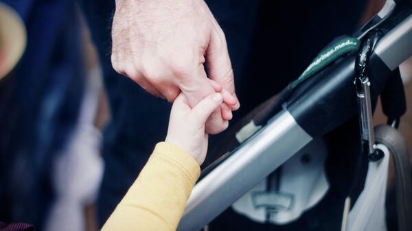 Ребенок держится за палец мужчины. Архивное фото  - Sputnik Кыргызстан